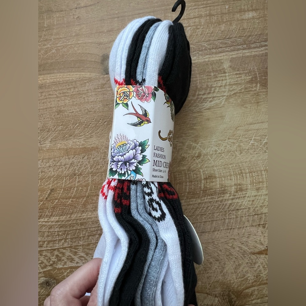 Ed Hardy 5 PK Mid Crew Socks with rose embroidery New - Picture 4 of 4